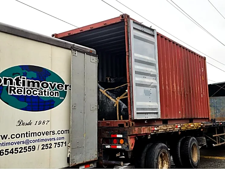 Flota de Contimovers Relocation junto a un contenedor